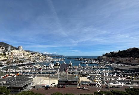 RARE! CO-EXCLUSIVITY - UNIQUE OPPORTUNITY - APARTMENT REFURBISHED OVERLOOKING THE PORT AND THE MONACO F1 CIRCUIT