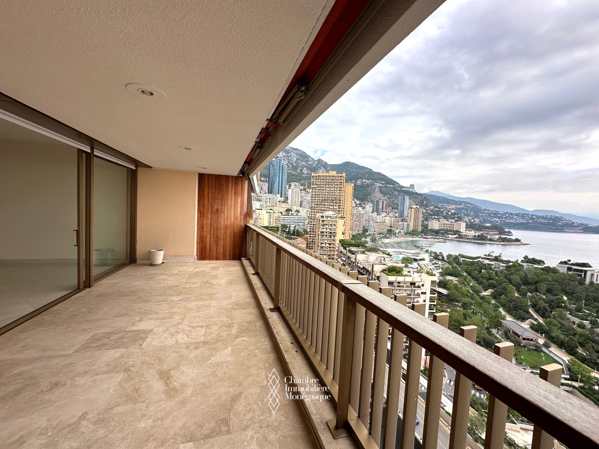 MIRABEAU : 2 ROOMS - TERRACE - SEA VIEW