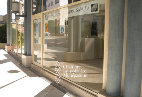 Local avec vitrine en bail précaire (commerce ou bureaux)