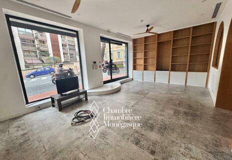 Commercial space with double shop window located in a busy area