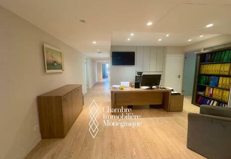 GOLDEN SQUARE : OFFICE WITH BEAUTIFUL SERVICES !