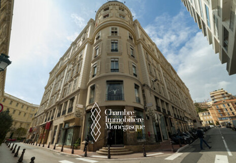 IDEAL LOCATION FOR THIS CENTRAL STUDIO WITH MEZZANINE