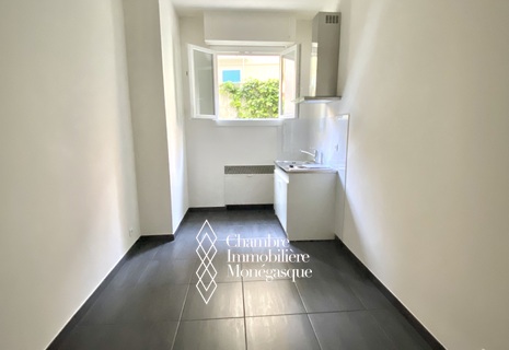 Monaco / Bermuda / Agréable chambre de bonne en excellent état