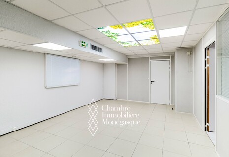 Grands Bureaux dans une Résidence avec Piscine