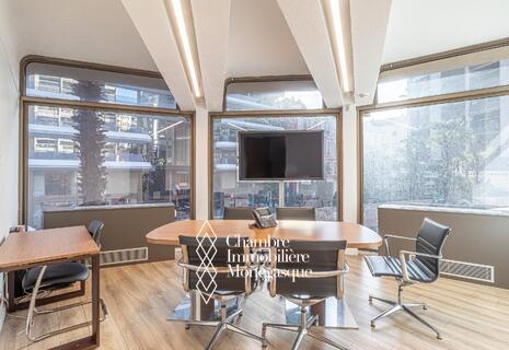 Golden Square large office / commercial premises of 743 sqm