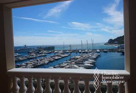 2-room apartment in Fontvieille with a view of the port