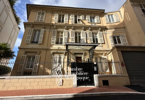 MONTE CARLO - CHARMING ON BEDROOM APARTMENT IN BOURGEOIS BUILDING