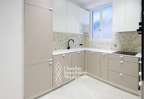 3 pièces entièrement rénové - Intérieur soigné avec aperçu mer