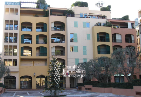 UFFICIO A FONTVIEILLE CON VETRINA AL PIANO TERRA