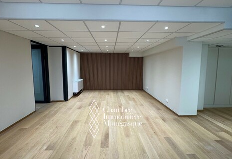 Renovated office rental Carré d'Or in luxury building with independent access