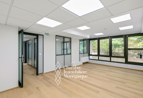 Location Bureau rénové Carré d'Or dans immeuble de standing avec accès indépendant
