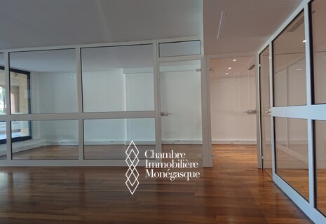 FONTVIEILLE - LOCAL COMMERCIAL AVEC VITRINES A VENDRE