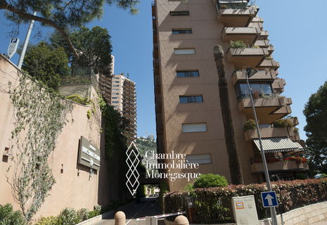 Parc Saint Roman, grand emplacement de voiture fermé