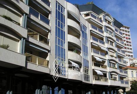 Grand Bureau avec 3 parkings au Rocazur