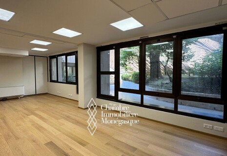 Ufficio ristrutturato in vendita Carré d'Or in edificio di standing con accesso indipendente