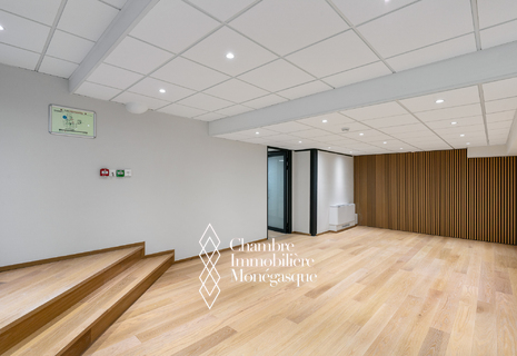 Vente Bureau rénové Carré d'Or dans immeuble de standing avec accès indépendant