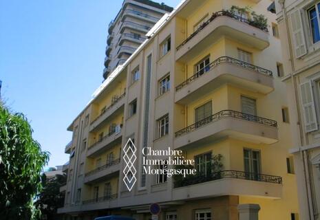 Exceptional address for this 4/5 room apartment with a view of the port and the rock!