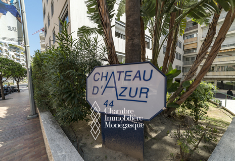 Grande place de parking au Château d'Azur