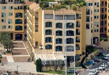 CHARMANT BUREAU DANS LE PORT DE FONTVIEILLE