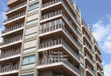 GRANDE PLACE DE PARKING DANS UN IMMEUBLE DE LUXE