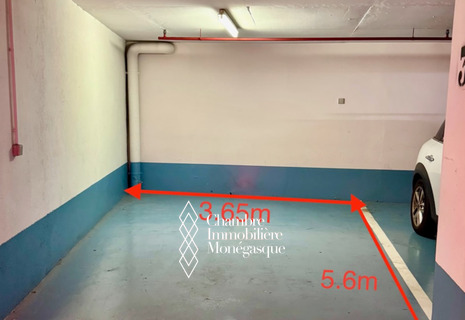 HARBOUR LIGHTS PALACE : Grand parking à louer près de la gare