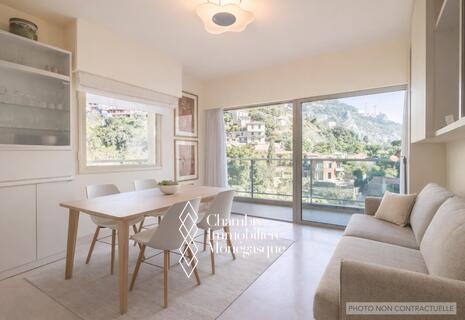 Deux pièces vue dégagée sur la ville et montagne