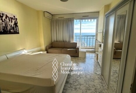 STUDIO CON TERRAZZA, VISTA SUL MARE E CASINÒ – POSIZIONE CENTRALE