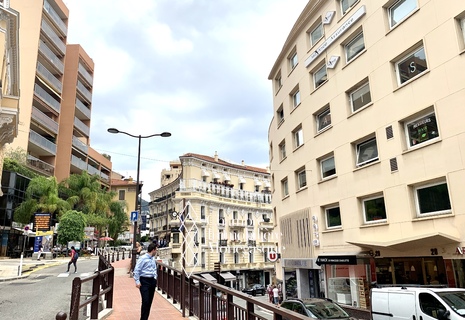 Grande cantina piastrellata Frontière Monaco - Facile accesso in auto