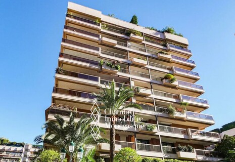 Closed Garage Box – Les Acanthes, Carré d’Or