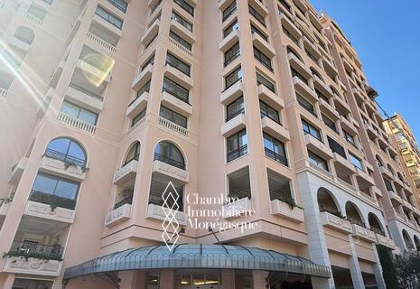 130sq.m. office in excellent condition, with terrace and 2 parking spaces