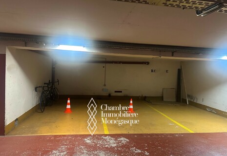 FONTVIEILLE - MONTE MARINA - EMPLACEMENT DE PARKING