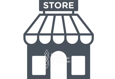 Belle vitrine pour le pas de porte de ce  local bien entretenu de la Condamine