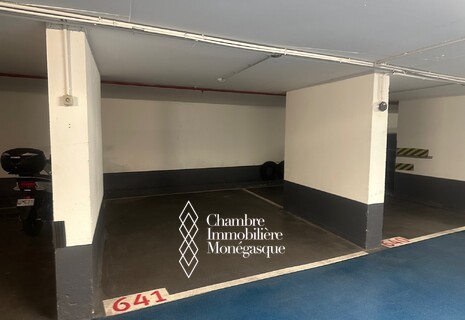 Grand parking à la vente Carré d' Or