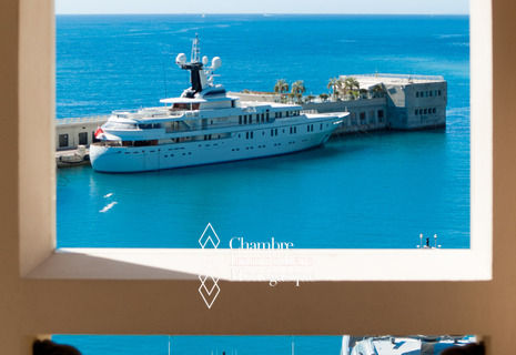 Exceptional apartment occupying an entire floor with panoramic sea view