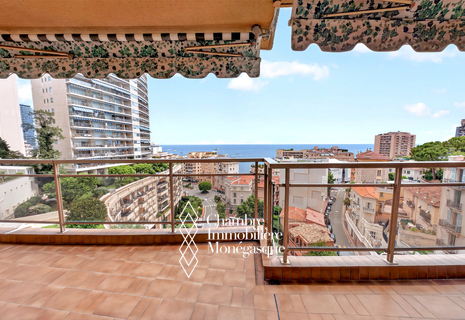 Large 3 bedroom apartment with sea view terrace, parking and cellar