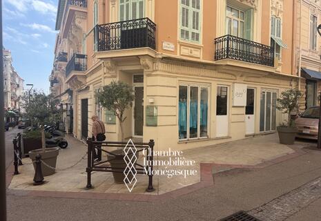 Local condamine avec vitrine