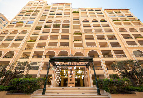 Family 5-room apartment with sea view terrace, parking space and cellar