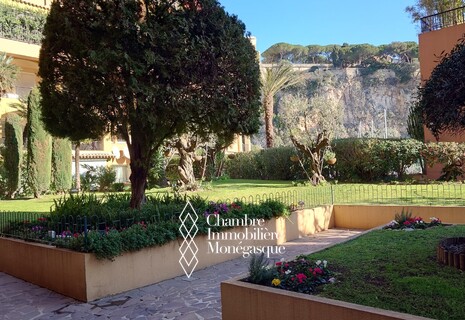 FONTVIEILLE - LOCAL COMMERCIAL AVEC VITRINE A VENDRE