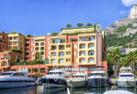 Magnificent waterfront family apartment.