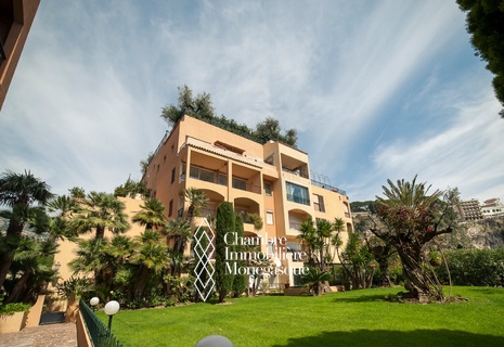 Rare 7/8 room apartment with private pool and port view