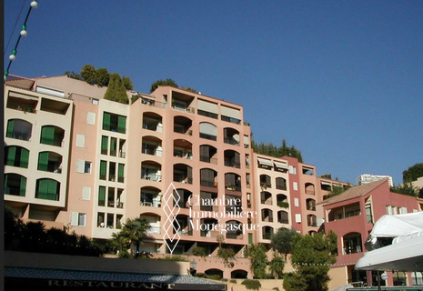Renovated commercial space of 94 m2 with showcase on gardens