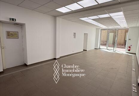 GRAND LOCAL avec vitrine BAIL PRECAIRE