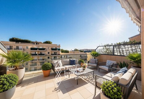 CONDAMINE - SUPERB 3/4 ROOM APARTMENT ON THE RENOVATED TOP FLOOR