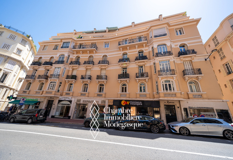Elegante appartamento di 3 stanze in un edificio borghese e centrale