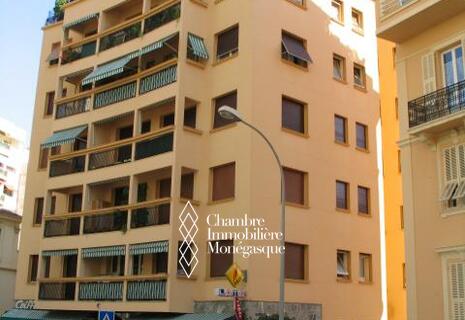 BOULEVARD D'ITALIE / CHAMBRE DE BONNE AVEC TOILETTES DOUCHE ET CUISINE / USAGE MIXTE