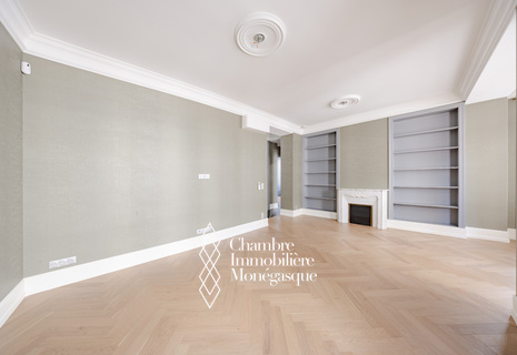 RENOVATED BOURGEOIS 3-BEDROOM APARTMENT