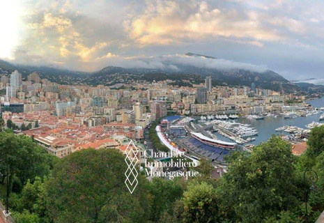 Monaco Ville: Duplex de caractère avec vues panoramiques sur Port Hercule et la mer