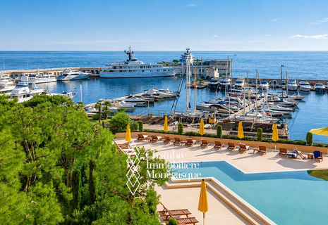 Eleganza contemporanea con vista sul mare
