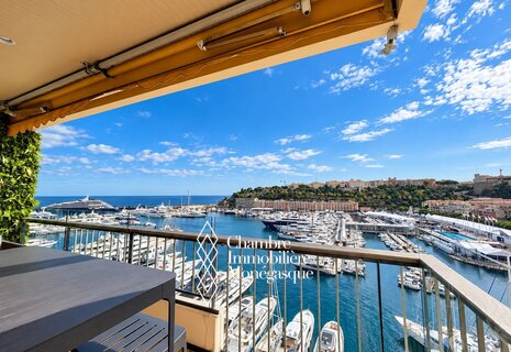 Two bedroom apartment with panoramic view over Port Hercule and