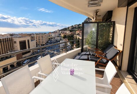 High-floor 2/3-room apartment with terrace and parking